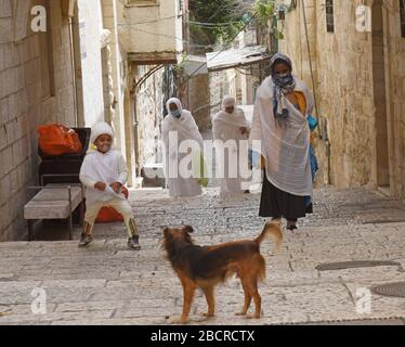 Vieille ville Jérusalem, Moyen-Orient. 05 avril 2020. Les chrétiens éthiopiens couvrent leurs visages, pour se prémunir contre le coronavirus, le dimanche de Palm, dans la vieille ville de Jérusalem, le dimanche 5 avril 2020. La traditionnelle procession du dimanche de Palm sur le Mt. Des vies ont été annulées en raison de l'éclosion de COVID-19, car les chrétiens palestiniens sont isolés et les touristes ont annulé des visites en Terre Sainte. Photo par Debbie Hill/UPI crédit: UPI/Alay Live News Banque D'Images