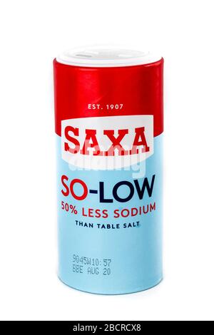 Saxa SO faible sel, si faible sel, Saxa, moins de sel, moins de sodium, sel, sodium, moins, faible, lo, fond blanc, espace de copie, isolé, produit, marque Saxa Banque D'Images