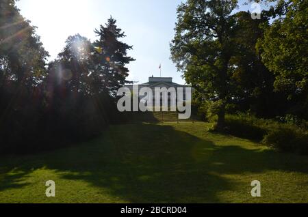 Vue sur le palais Belweder (Pałac Belwederski), parc Łazienki, Varsovie, Pologne, août 2019 Banque D'Images