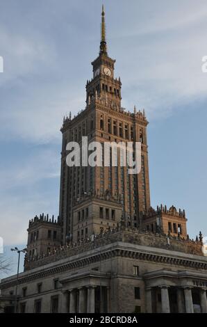 Extérieur du Palais de la Culture et de la Science (PKiN), construit en 1955, conçu par Lév Rudnev, août, Varsovie, Pologne, 2019 Banque D'Images