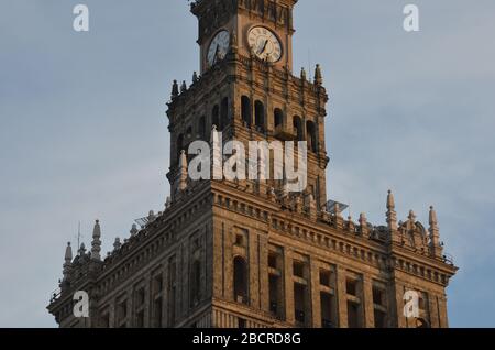 Extérieur du Palais de la Culture et de la Science (PKiN), construit en 1955, conçu par Lév Rudnev, août, Varsovie, Pologne, 2019 Banque D'Images