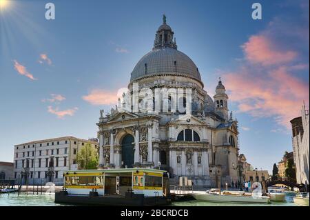 L'église Santa Maria della Salute Basilique Dome Venise Italie. Participé en 1681 dédiée à Notre Dame de la santé en raison de l'épidémie de peste 1630, w Banque D'Images