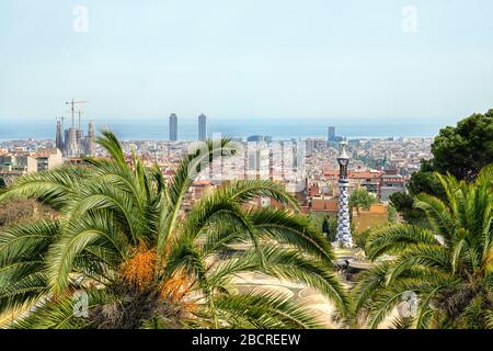 Barcelone, Espagne - 23 avril 2018: Vue sur le parc étonnant Guell en feuilles de palmier Banque D'Images