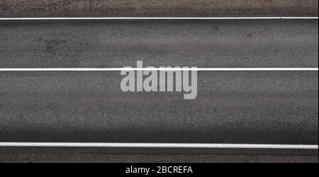 Texture gris route asphaltée avec trois bandes blanches Banque D'Images