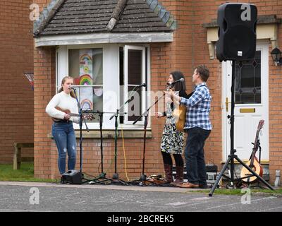 Glasgow, Écosse, Royaume-Uni. 5 avril 2020. Une famille dans le sud de Glasgow donne un concert musical traditionnel impromptu aux voisins au milieu de la écluse de Coronavirus. Crédit: Douglas Carr/Alay Live News Banque D'Images