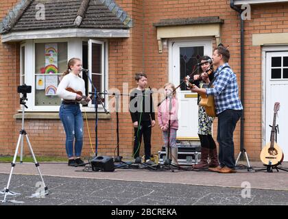 Glasgow, Écosse, Royaume-Uni. 5 avril 2020. Une famille dans le sud de Glasgow donne un concert musical traditionnel impromptu aux voisins au milieu de la écluse de Coronavirus. Crédit: Douglas Carr/Alay Live News Banque D'Images