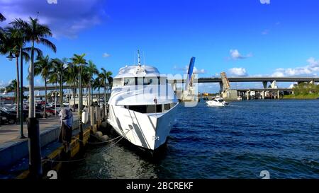 Petit bateau à moteur à Miami Bay - MIAMI, États-Unis le 10 AVRIL 2016 Banque D'Images