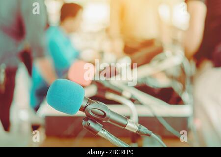 Deux microphones avec éponges bleu et rouge sur un support placé avec écouteurs sur la table avec l'image du barbouillage du technicien audio a été l'installation et le sev Banque D'Images