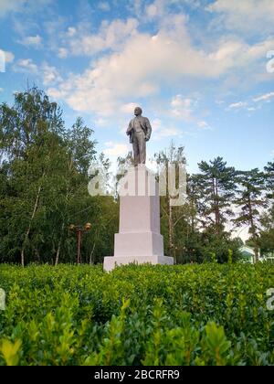 Monument à Lenin sur un piédestal dans le parc. Leader du communisme Banque D'Images