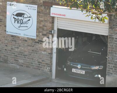 Londres, Royaume-Uni. 5 avril 2020. Un groupe de mâles ignore les directives du gouvernement et les distanciation sociale dans une rue tout en attendant à l'extérieur d'une fenêtre de véhicule en train de bricoler un garage à Londres, en Angleterre. 05 avril 2020 (photo de Mitchell Gunn/Espa-Images) crédit: Agence photographique sportive européenne/Alay Live News Banque D'Images