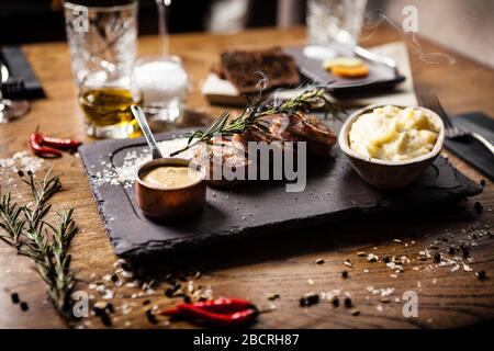 Filet mignon de porc servi sur une carte dans le restaurant Banque D'Images