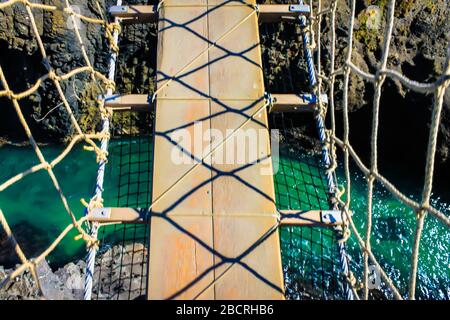 Eau claire sous un pont en cordes en Irlande Banque D'Images