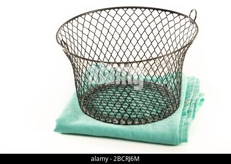 Un panier à pain isolé sur un tissu isolé sur blanc. Banque D'Images