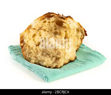 Un pain cuit maison de pain artisanal blanc au levain isolé sur blanc. Banque D'Images