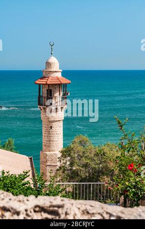 minaret sur la côte méditerranéenne à jaffa, israël Banque D'Images