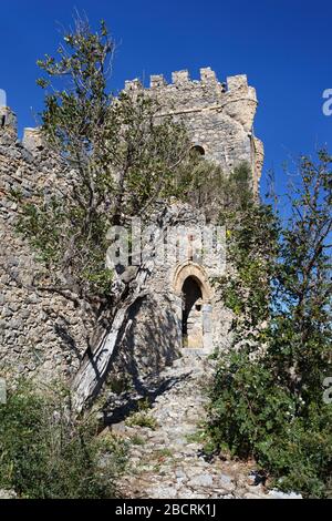 Entrée au château de Trikotsova près du village de Haravgi dans la région de Messinias du Péloponnèse de Grèce Banque D'Images