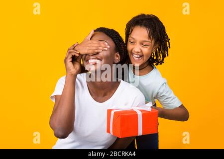 Enfant félicitant maman, faisant la surprise au studio Banque D'Images