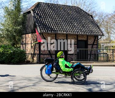 Sythen, NRW, Allemagne. 05 avril 2020. Un vélo se déplace le long d'une route vide. Les gens se balader et se promener dans le soleil chaud d'avril tout en observant les règles de distanciation sociale. Pendant la crise de Coronavirus, le gouvernement allemand a fixé des restrictions, limitant les non-voyages en dehors des achats et des éléments essentiels, mais a permis des exercices en plein air tant que la distance aux autres est maintenue. Jusqu'à présent, la nation semble avoir bien respecté ces restrictions et le pays a signalé aujourd'hui sa troisième chute directe des nouvelles infections quotidiennes, avec des taux de mortalité encore bas. Crédit: Imagetraceur/Alay Live News Banque D'Images