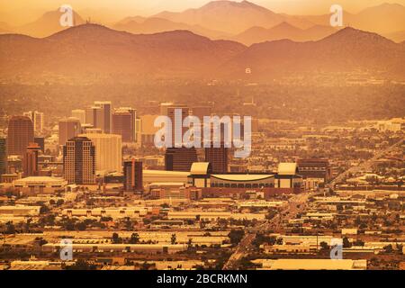 Ville de Phoenix dans l'État de l'Arizona, États-Unis. Panorama du centre-ville en fin d'après-midi Sud-Ouest américain. Banque D'Images