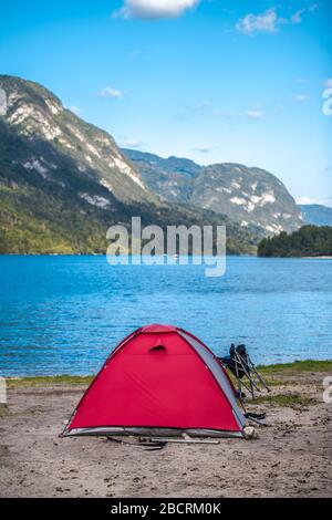 Tente Camping. Tente moderne sur le bord de mer du lac. Paysage slovène pittoresque avec montagnes. Photo verticale. Banque D'Images