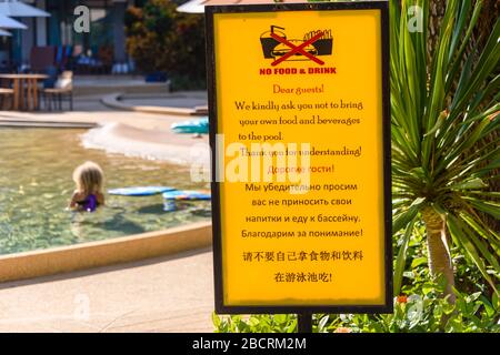 Signez dans une piscine de l'hôtel pour conseiller aux gens de ne pas apporter leur propre nourriture ou boissons, Kata Beach, Phuket, Thaïlande Banque D'Images