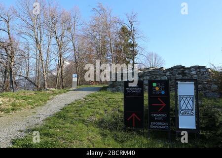 Panneaux explicatifs sur les vestiges de la Maison forte du Châtelet. Saint-Gervais-les-bains. Haute-Savoie. France. Banque D'Images