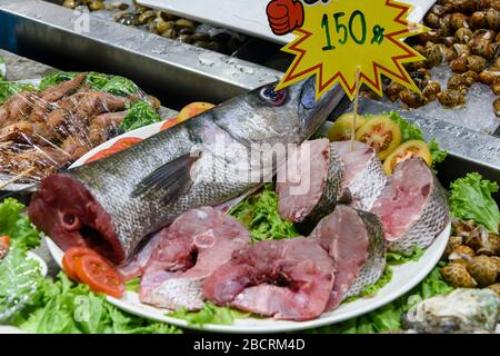 Le poisson de Barracuda a coupé en steaks en vente dans un marché humide de poissonnier, Phuket, Thaïlande Banque D'Images