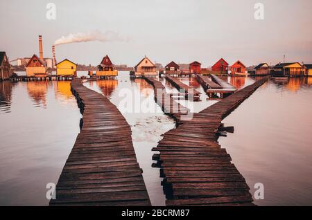 Lac Bokod, Hongrie - le célèbre village flottant avec des piers et des chalets traditionnels en bois de pêche en automne soir Banque D'Images