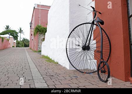 Vélo vintage avec une grande roue et une petite.le penny-farthing, également connu comme une roue haute, roue haute, première machine à être appelé un vélo. Banque D'Images