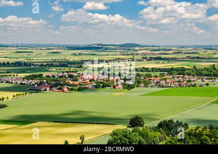 vue panoramique de la ville de desenberg sur les champs de maïs et les prairies de warburg, en allemagne Banque D'Images