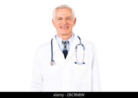Portrait tourné d'un médecin mâle senior avec stéthoscope autour de son cou portant l'uniforme tout en se tenant sur un fond blanc isolé. Banque D'Images