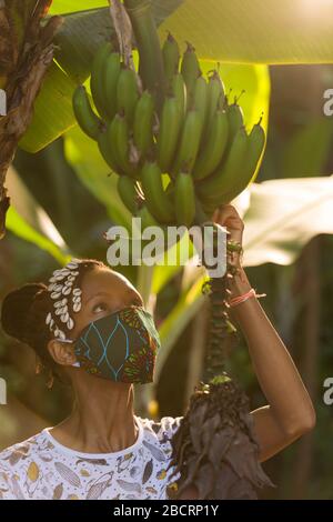 Une femme kenyane portant un masque fait maison à partir d'un tissu Kanga traditionnel pour la protection contre la pandémie de covid-19. Les masques chirurgicaux sont en sup court Banque D'Images