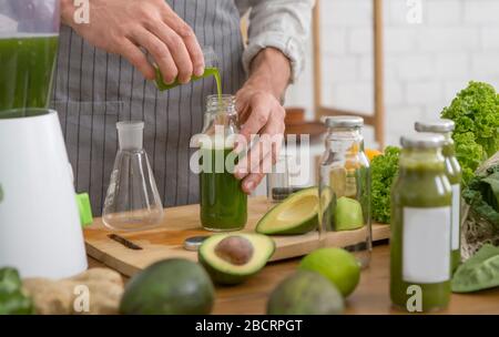 L'homme en bonne santé aime faire des légumes verts détox nettoyer Banque D'Images