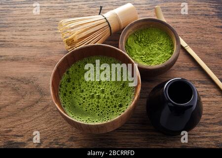 Thé matcha vert sur fond en bois. Cérémonie du thé japonais. Arrière-plan du menu alimentaire. Ensemble cérémonie de thé. Banque D'Images