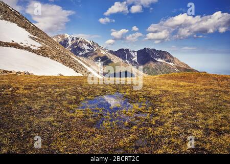 Paysage de montagnes rocheuses avec fond de ciel nuageux Banque D'Images