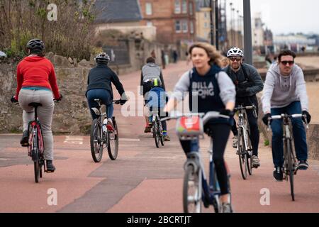 Portobello, Édimbourg, Écosse, Royaume-Uni. 5 avril 2020. Images de la promenade de Portobello le deuxième dimanche du verrouillage du coronavirus au Royaume-Uni. De nombreux cyclistes sur la promenade. Banque D'Images