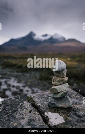 Un petit cairn sur le vieux pont de Sligachan sur l'île de Skye, Écosse Royaume-Uni Banque D'Images