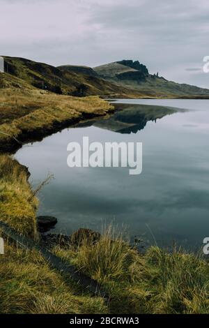 Le vieil homme de Storr se reflétait dans le Loch Fada sur l'île de Skye, en Écosse, au Royaume-Uni