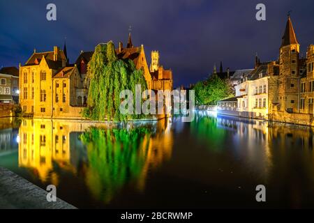 Belle vue nocturne du centre historique de Rozenhoedkaai, du canal Brugge-Zeebrugge (Boudewijnkanaal), de la tour Belfort (Beffroi) Bruge, Belgique Banque D'Images