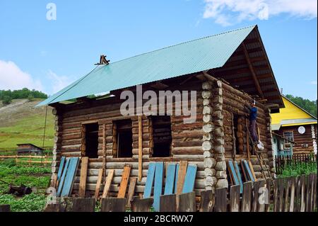 Construction d'une maison traditionnelle de leurs grumes en Russie. République de Bashkiria 07.03.2019. Banque D'Images