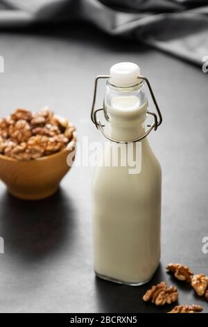 Lait végétalien à base de noix sur carton sombre, lait à base de plantes de remplacement Banque D'Images