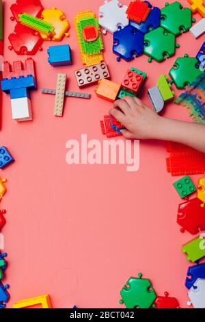 Jouets de conception de jeux de développement pour enfants multicolores sur fond rose Banque D'Images