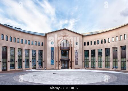 ROVANIEMI, FINLANDE - 05 mai 2019: Arktikum - Arctic Center et Musée régional de la Laponie en printemps Banque D'Images