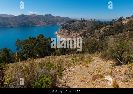 Le détroit de Tiquina avec San Pedro de Tiquina au premier plan, Tiquina, Peninsula Copacabana, Département la Paz, Bolivie Banque D'Images