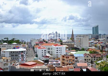 Vue sur la mer de maisons et bâtiments à fort-de-France, capitale de la Martinique, un département d'outre-mer de France.bateau de croisière amarré au port de fort de Banque D'Images