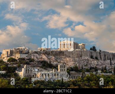 Parthénon, Acropole d'Athènes, un Masterpiean architectural, le symbole de la Grèce, sous le beau ciel bleu Banque D'Images