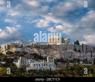 Parthénon, Acropole d'Athènes, un Masterpiean architectural, le symbole de la Grèce, sous le beau ciel bleu Banque D'Images