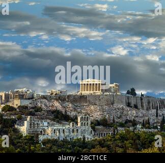 Parthénon, Acropole d'Athènes, un Masterpiean architectural, le symbole de la Grèce, sous le beau ciel bleu Banque D'Images