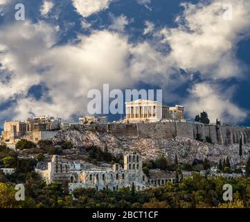 Parthénon, Acropole d'Athènes, un Masterpiean architectural, le symbole de la Grèce, sous le beau ciel bleu Banque D'Images