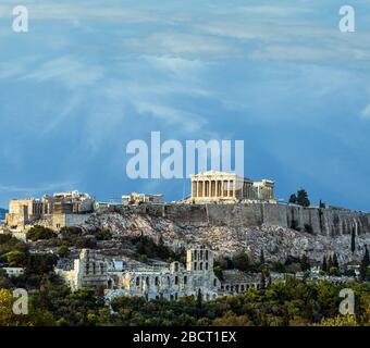 Parthénon, Acropole d'Athènes, un Masterpiean architectural, le symbole de la Grèce, sous le beau ciel bleu Banque D'Images